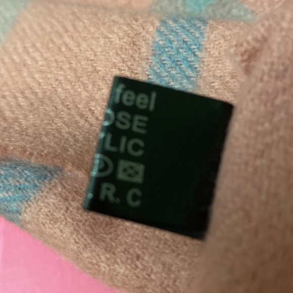 Large Women Wrap/Scarf w/ Fringes . Pink/Blue. One Size. - Picture 11 of 11